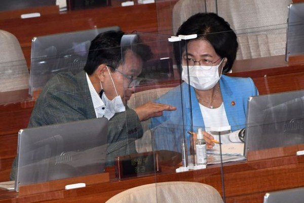 추미애 법무부 장관이 17일 오후 서울 여의도 국회 본회의장에서 열린 교육·사회·문화 분야 대정부 질문에 출석해 더불어민주당 안민석 의원과 대화하고 있다. /국회사진기자단